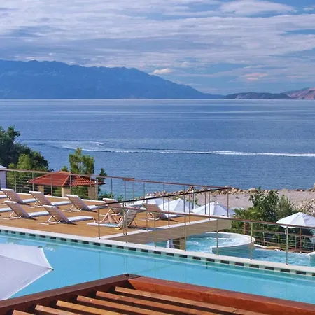 Beautiful In With Outdoor Swimming Pool, Wifi And Swimming Pool Apartment *